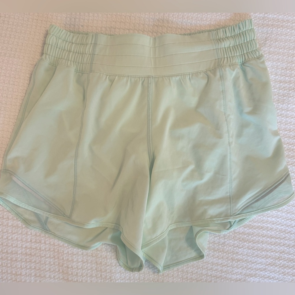 Lululemon Hotty Hot Shorts Size 4 High Rise MINT